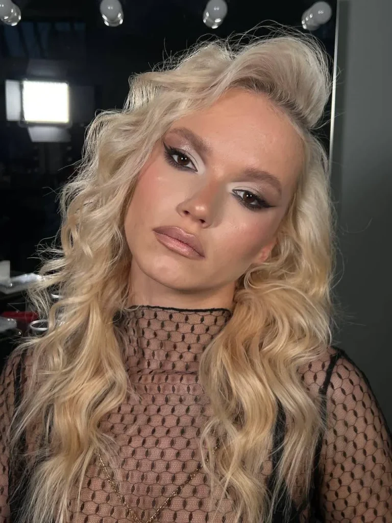 Эскорт-модель