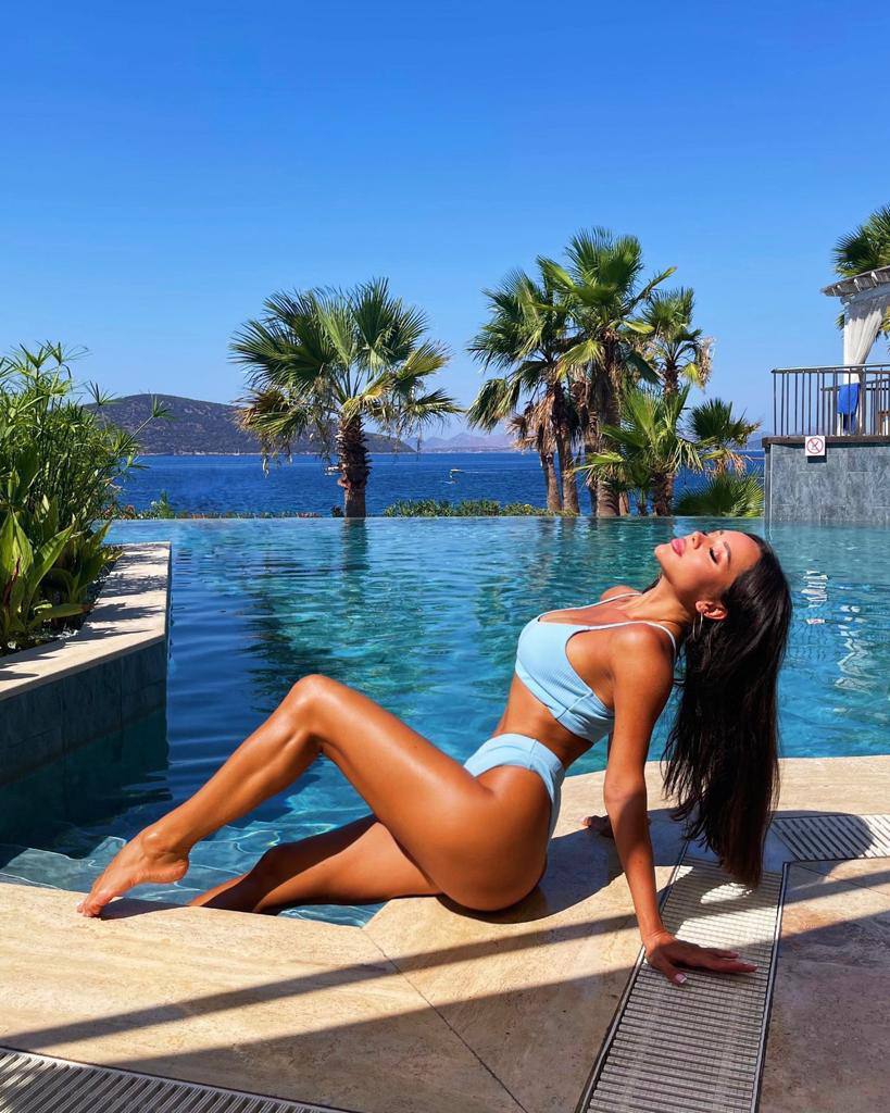 Эскорт-модель