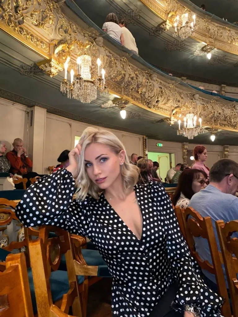 Эскортница